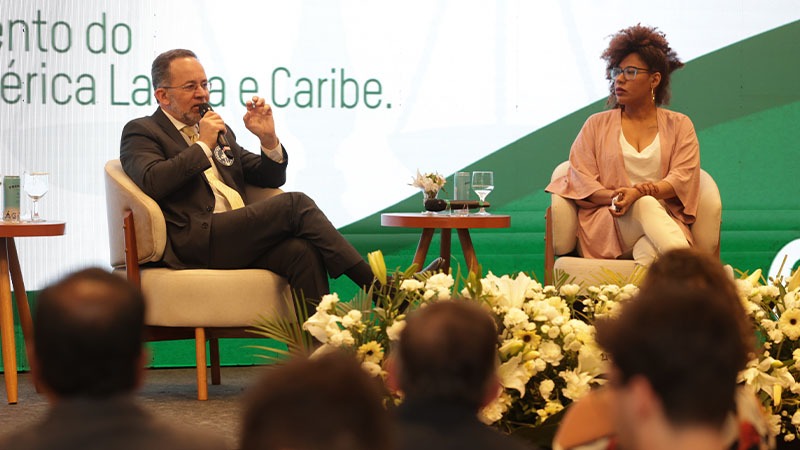 Viviana Santiago e o presidente do Sinfisco, Dão Real, durante seminário por Justiça tributária.